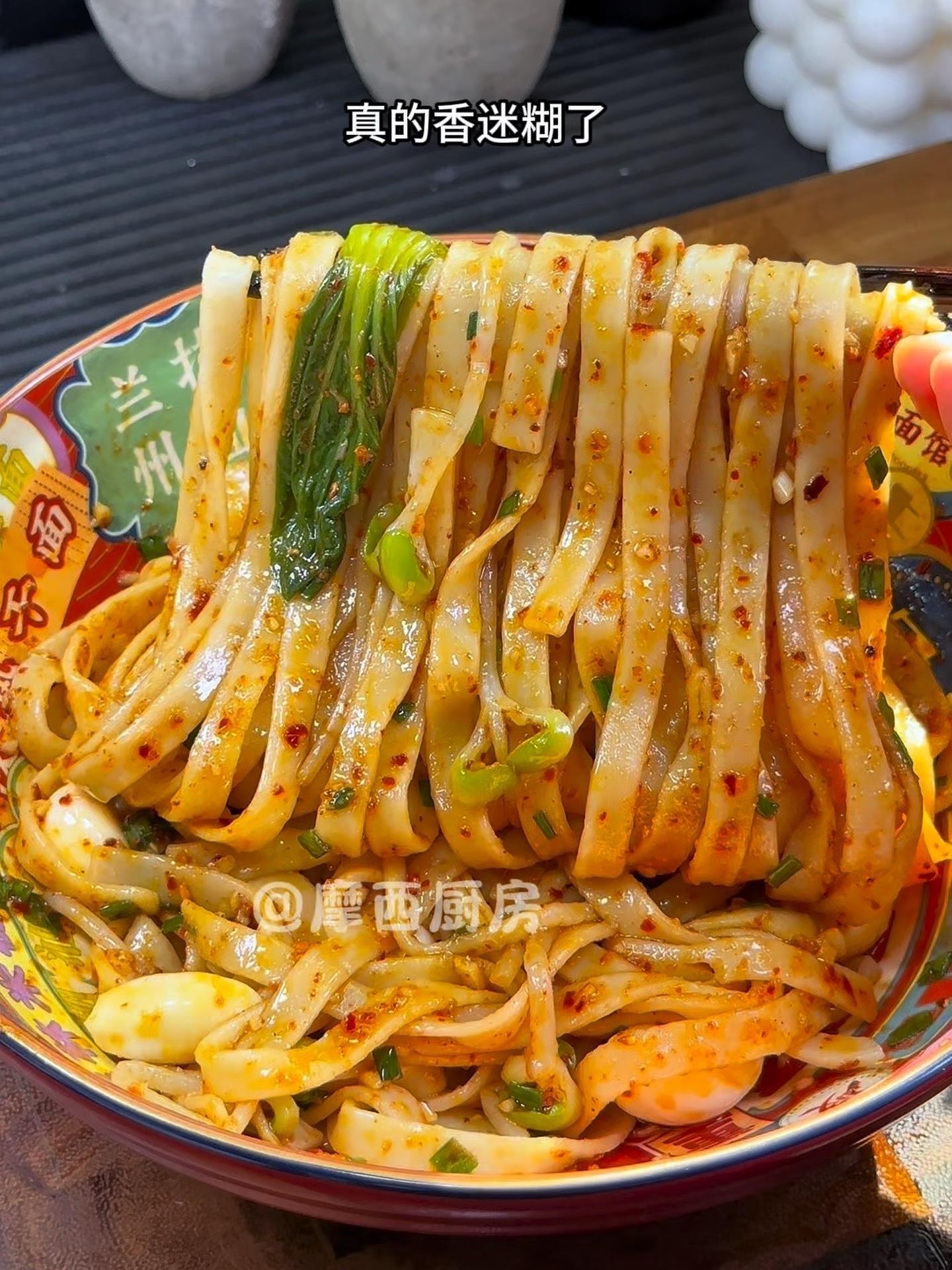 谁能拒绝一锅热乎乎的美食 没人可以拒绝 陕西油泼面 自己在家做,做法简单一看就会,两口面一