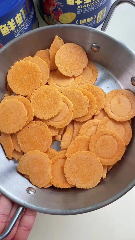 又又又回购了 兆辉鲜虾片太香了！鲜香浓郁又薄又脆，一吃一个不吱声！虾片零食推荐办公室零食 