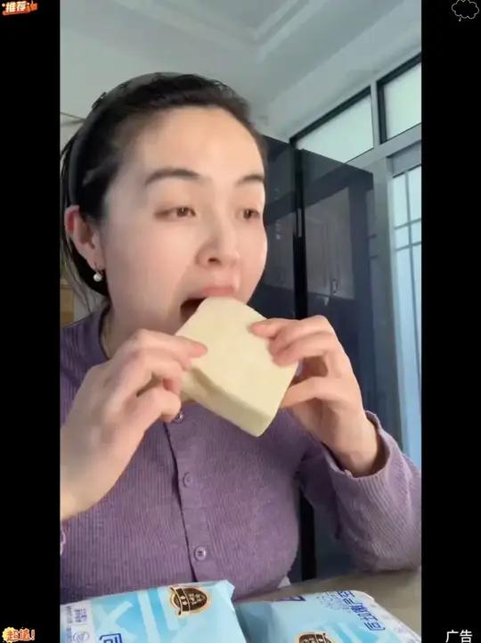 早餐来一片纯牛乳无边浓醇吐司面包!真的太幸福啦~