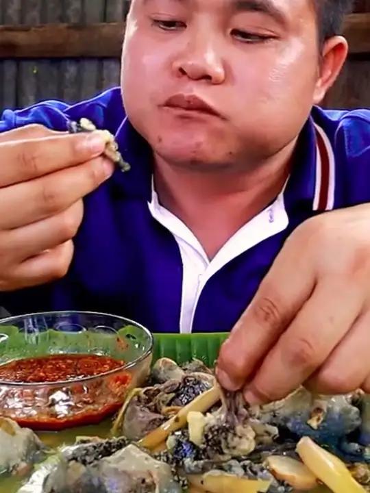 泰式绿咖喱炖蛋蛋蛙鲜辣椒酱 泰国主播吃美食视频泰国有哪些神奇美食这一口简直香迷糊了泰国大叔