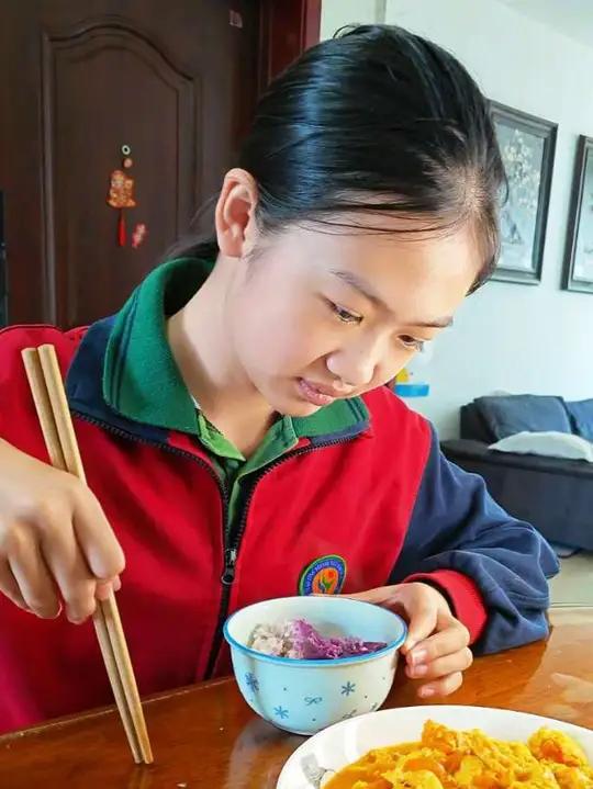 #分享真实生活计划 #创作者中心 #创作灵感 今天妈妈不在家，吃紫薯米饭，配西红柿炒蛋#小