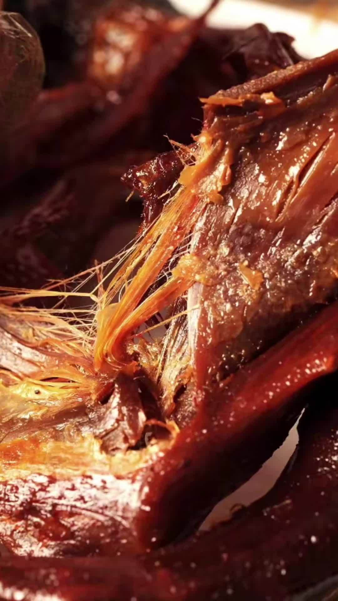 「深夜放毒!闺蜜聚会翻车现场变真香现场」昨晚闺蜜来家里追剧,我拆了包真空酱板鸭当零食。刚撕