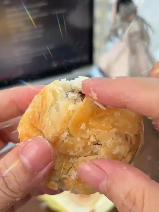 又酥又香!这种月饼吃着就不会腻,甜度刚刚好特别好吃!月饼苏式月饼中式糕点c