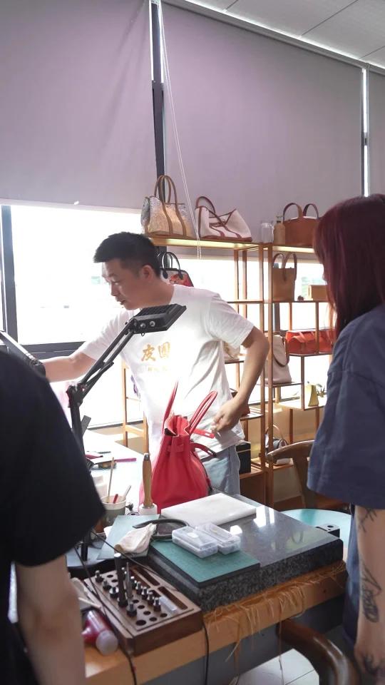 H家包工艺解析:鳄鱼皮边油缝线与五金要点