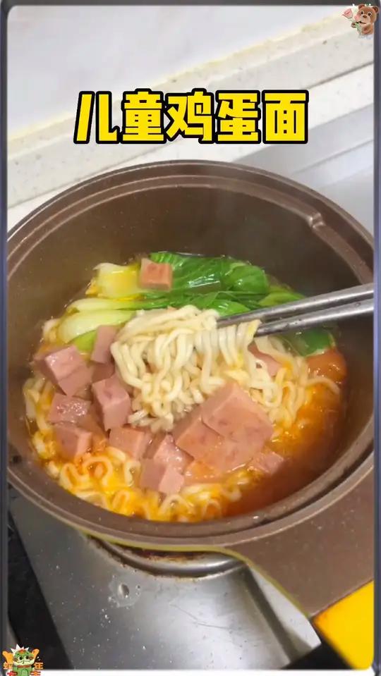 每次早餐不知道吃什么的时候,我就会做这个香菇肉丝炒面,简单快速,营养丰富,小朋友吃的停不下