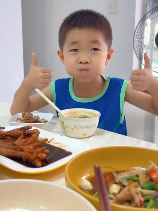 80后老父亲独自带娃给一年级学生做午餐 午餐给孩子做了青菜瘦肉粥,卤鸡脚和红烧茄子,卤鸡脚
