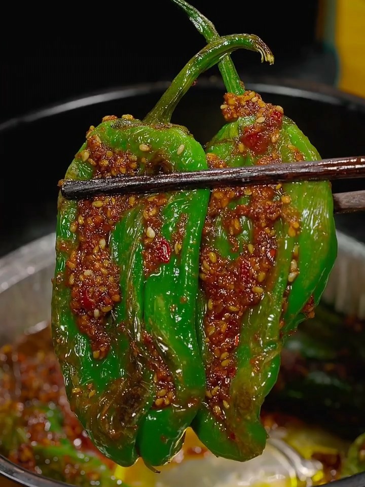 用空气炸锅烤虎皮青椒,记得多备米饭哦