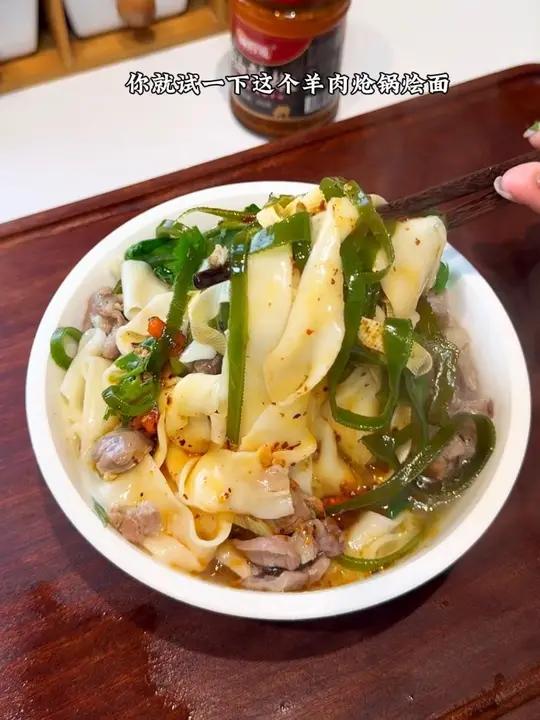 不知道做什么的时候就吃咱河南的羊肉炝锅烩面,家常做法,汤鲜味美面筋道,搭配上羊油辣椒这也太