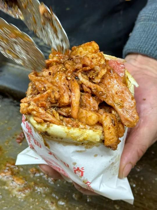 财大门口9r一个巨无霸烧饼夹里脊!分量很顶