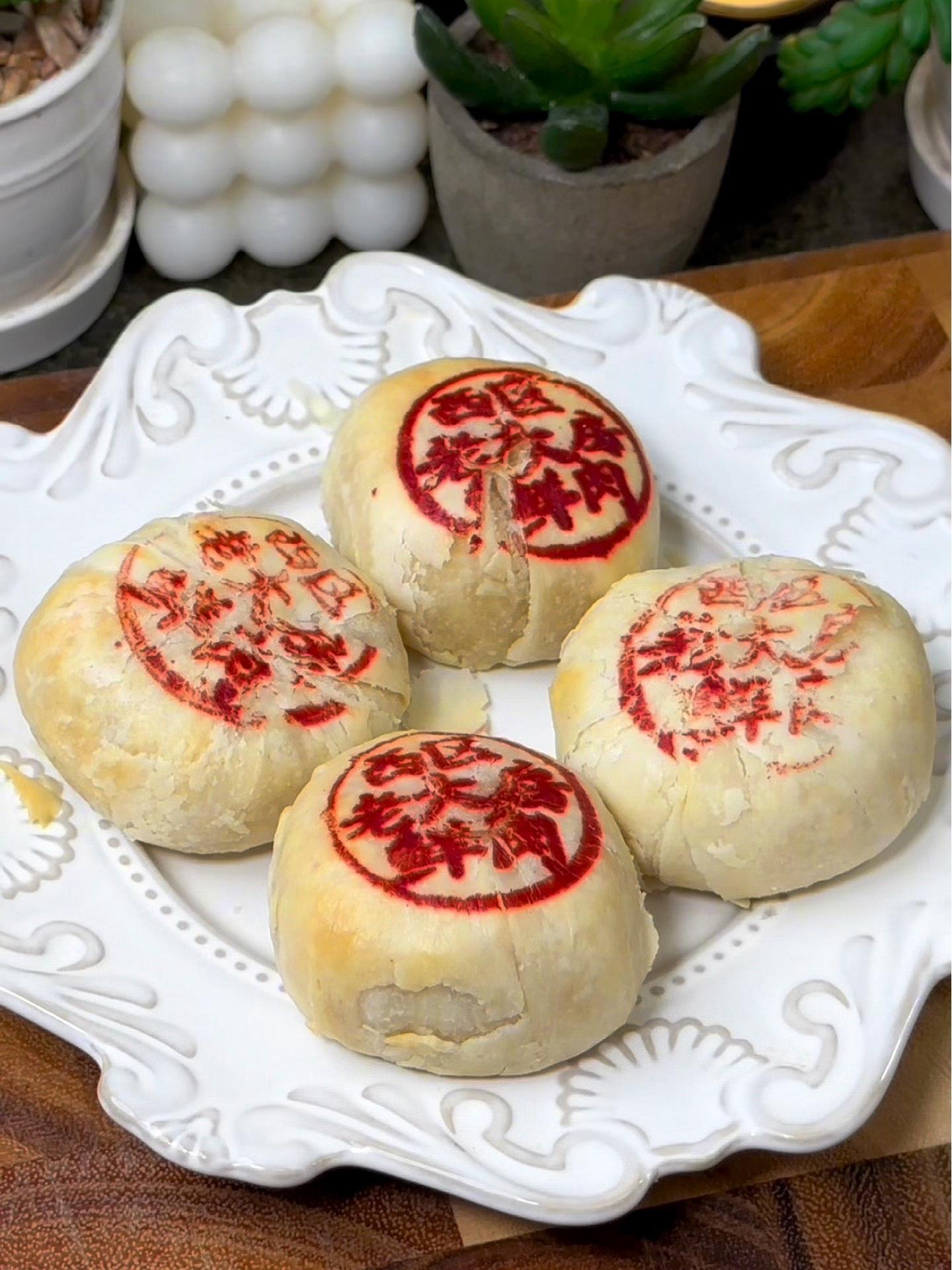 创作灵感 这届月饼礼盒卷起来了 临近中秋,西区老大房现烤的64层酥皮鲜肉月饼,在家几分钟就