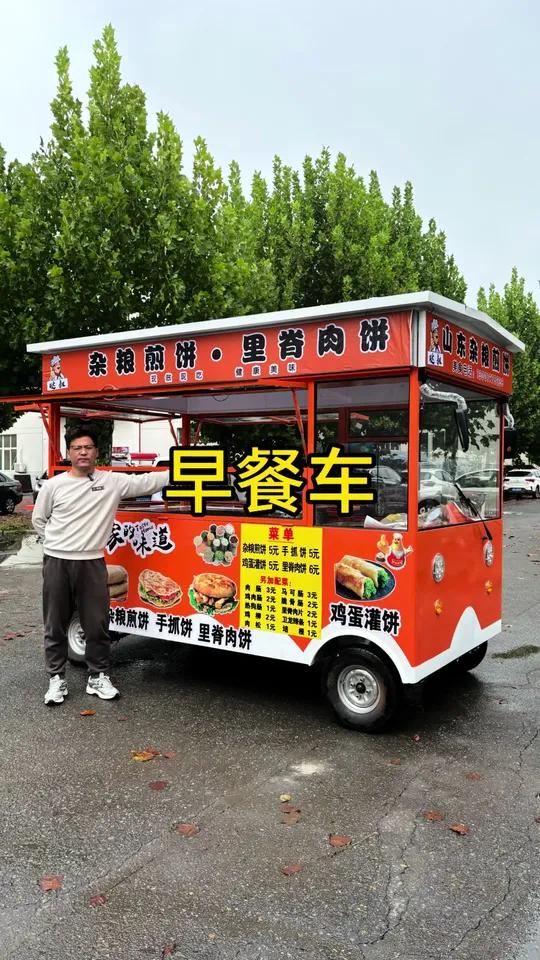 早餐摆摊还是比较简单的。杂粮煎饼、手抓饼、鸡蛋灌饼、肉夹馍这些也比较受欢迎。四轮餐车出摊方