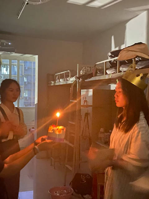 「温暖的大家庭!高校为5名同天生日新生送惊喜「生日蛋糕」」9月18日,陕西西安。西安工业大