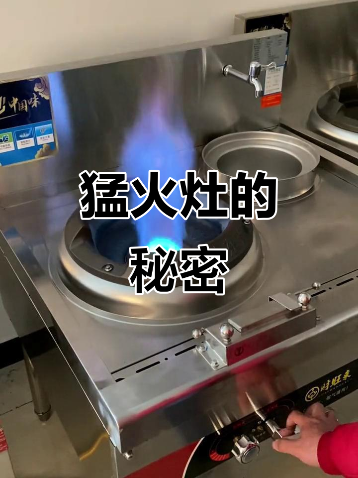 大排档香气扑鼻,秘密武器:猛火灶让炒菜更快更入味!