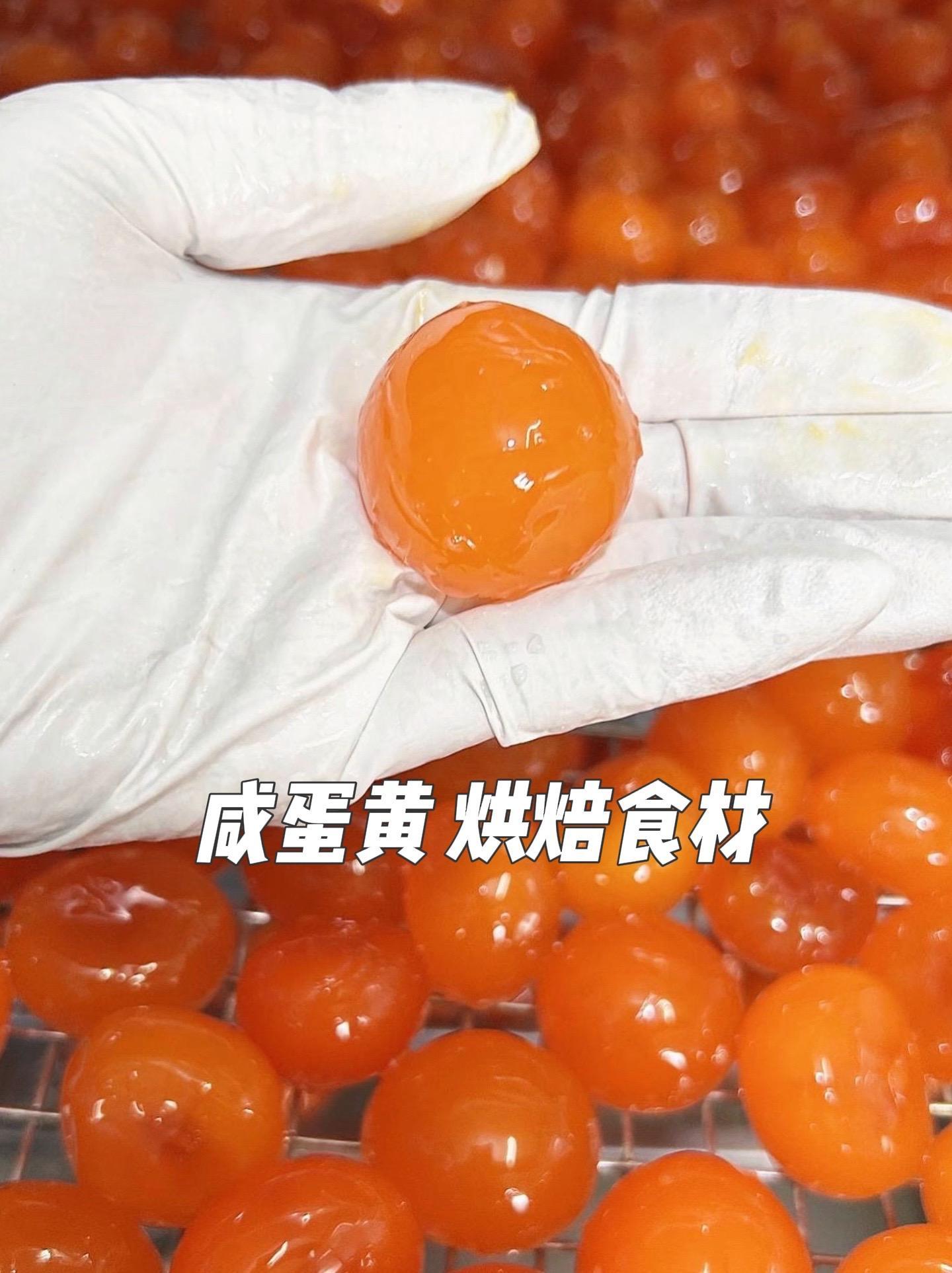 好吃的咸蛋黄月饼秘诀,就是用它 我们的咸蛋黄,胜在采用的是草木灰腌制+食用盐,腌制出来的蛋