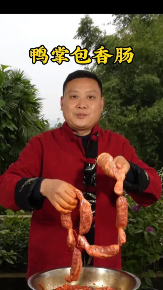 最近超火的鸭掌包香肠到底怎么做的？今天龙应教会你！没想到鸭掌包香肠竟然如此好吃，关键做法也