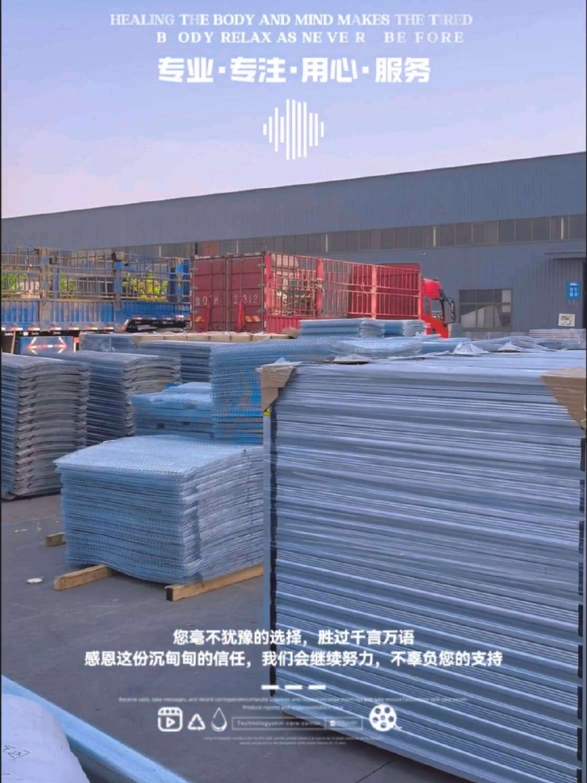 等待中的装货车,养殖设备发货。养鸡 鸡笼子