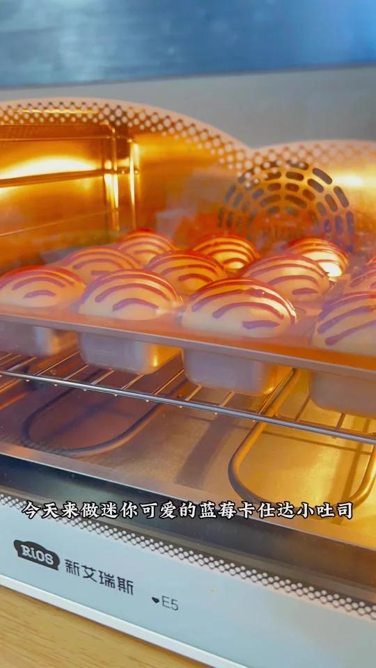 蓝莓卡仕达酱口味的小吐司,好看又好吃