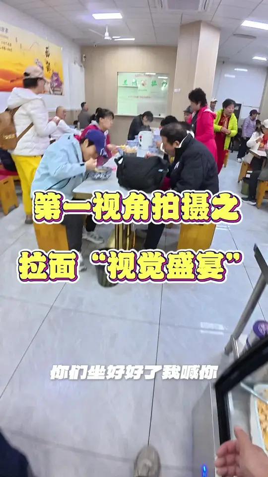 十八般手艺,揉进一团面里;数小时功夫,熬成一锅清汤。兰州牛肉面,用时间兑现一碗真诚。从小周