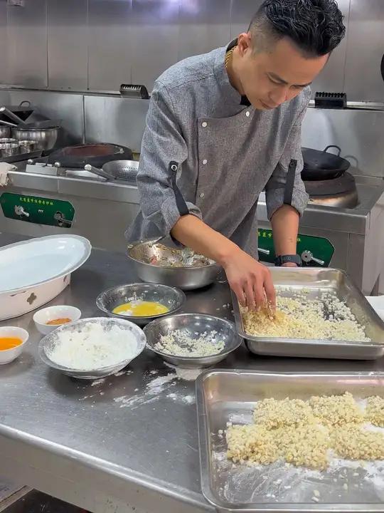 香酥黄金鱼排 制作步骤:1. 处理鱼和调味 黑鱼洗净后沥干水分,加入盐、胡椒粉、少许料酒和
