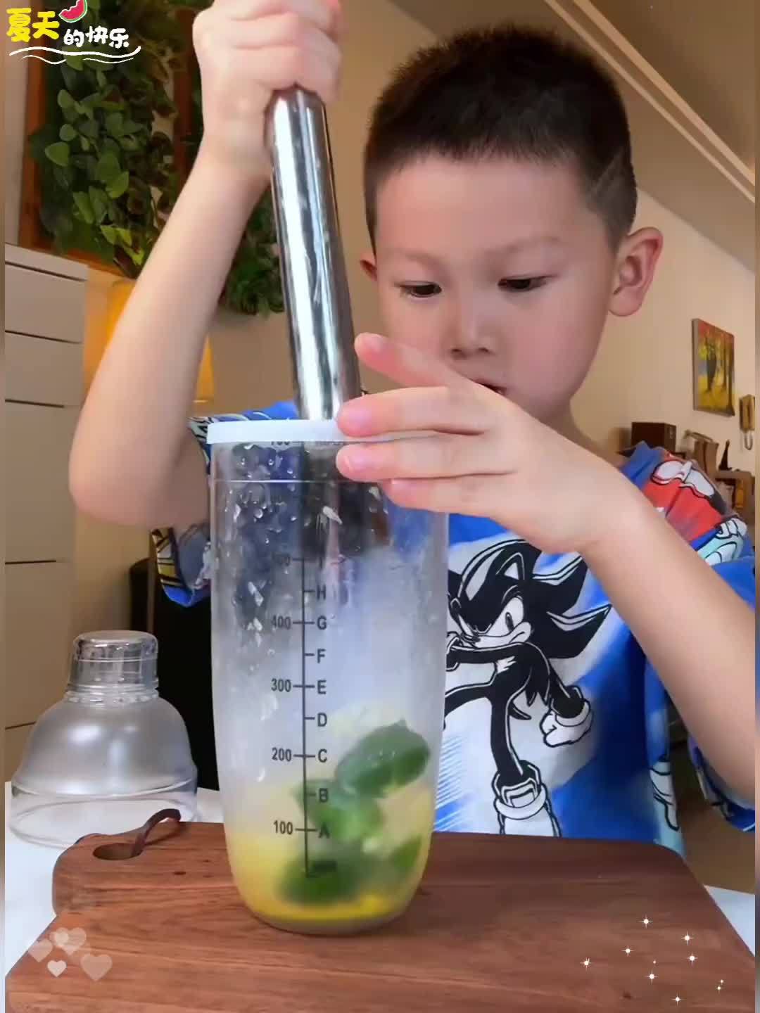 这个夏天真的不能没有雪克杯啊!想喝什么柠檬茶自己做!在家自制一杯比奶茶店的好喝又健康!手打