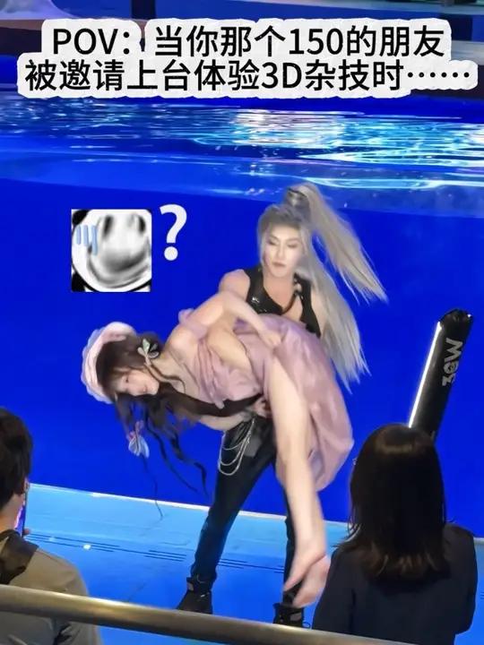 也没跟我说小个子这么好玩啊?#九小鱼 #身高差 #万万没想到 #搞笑 #路人视角