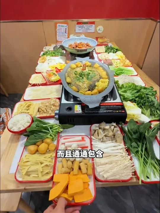人均30多吃脆皮烤鱼和火锅鸡,40多种菜品不限量自助,甚至锅贴都能无限畅吃