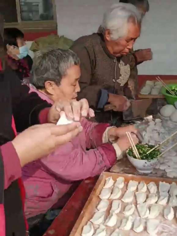 10月29日,南宫旧城敬老院,欢欢喜喜过重阳。今天敬老院举办重阳饺子宴,爱心馒头店、义务理