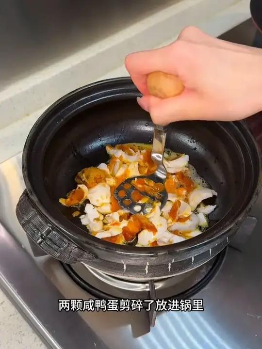 这个富到流油的咸鸭蛋真的巨好吃！蛋黄沙沙糯糯的，早餐搭配碗粥饭别提有多香了