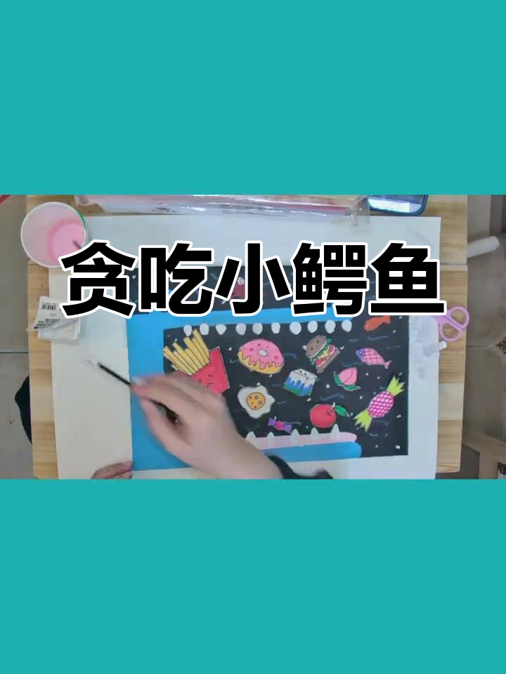鳄鱼宝宝大快朵颐,萌态十足