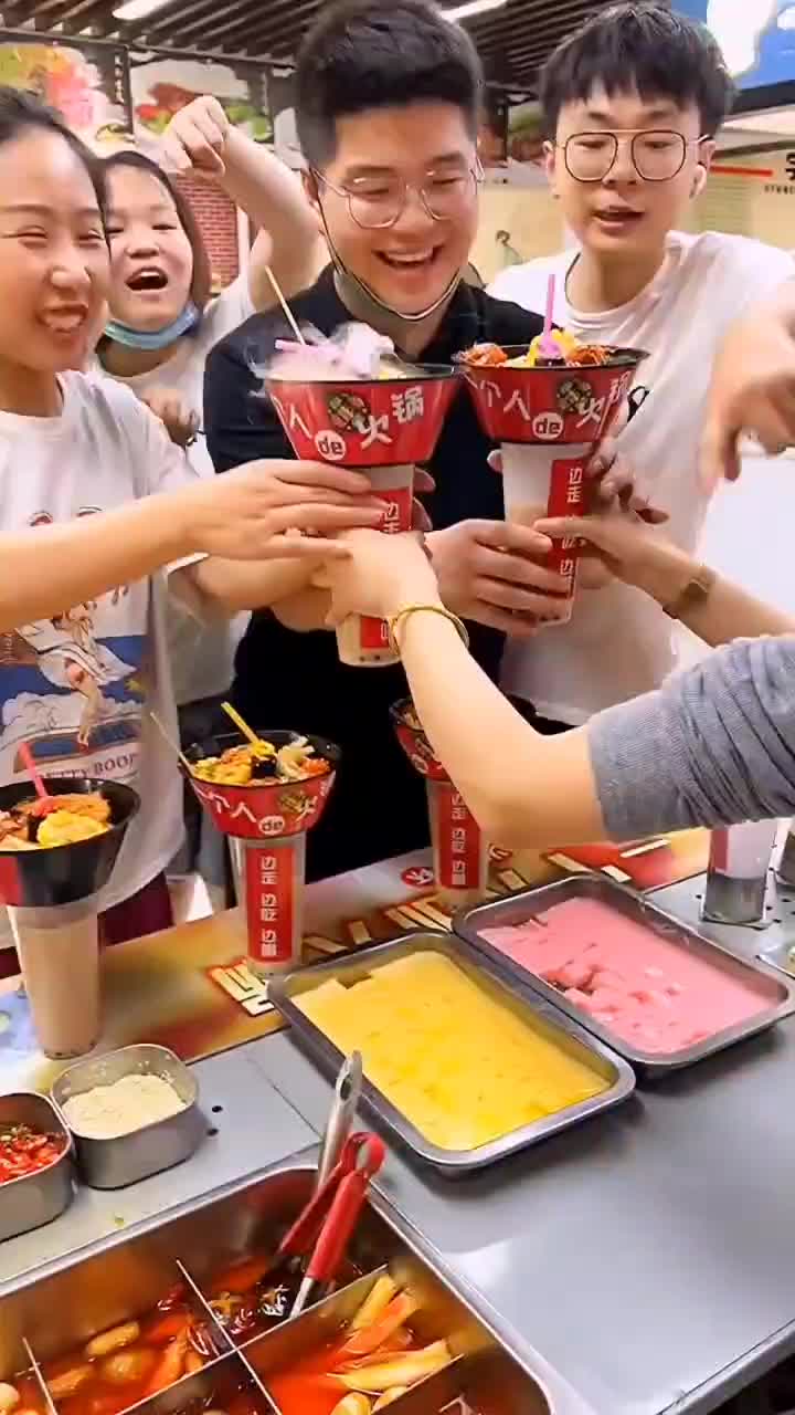 一杯奶茶一碗麻辣烫火锅杯这个冬天一杯就够
