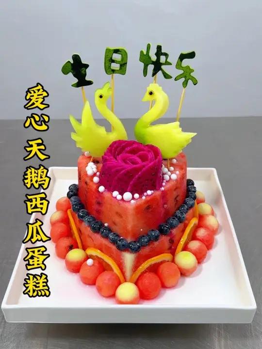 夏天各种水果搭配在一起瞬间变成有创意的西瓜蛋糕