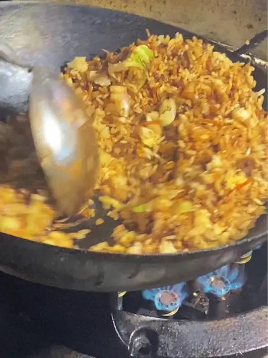 10月的最后一天,刚出摊就下雨 我的摆摊日记 附近美食 夜市里的烟火气 同城美食 炒饭炒面