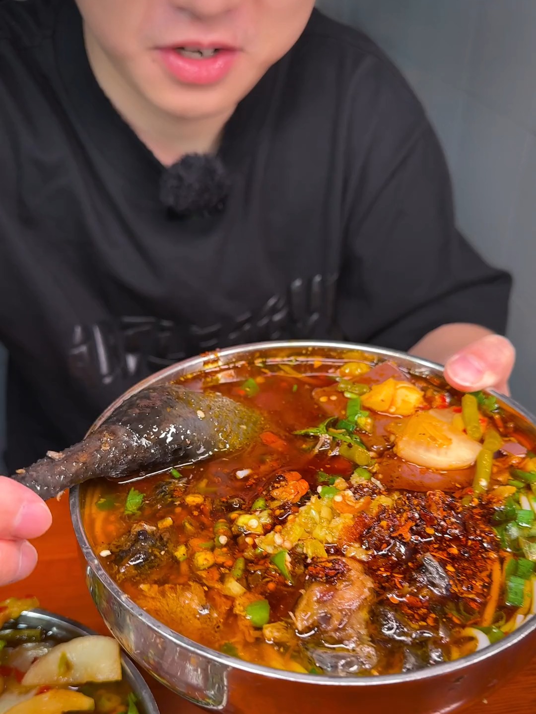 先卤后炒的土鸡盖码，酸辣小料随便加，乌鸡腿肉超香浓！