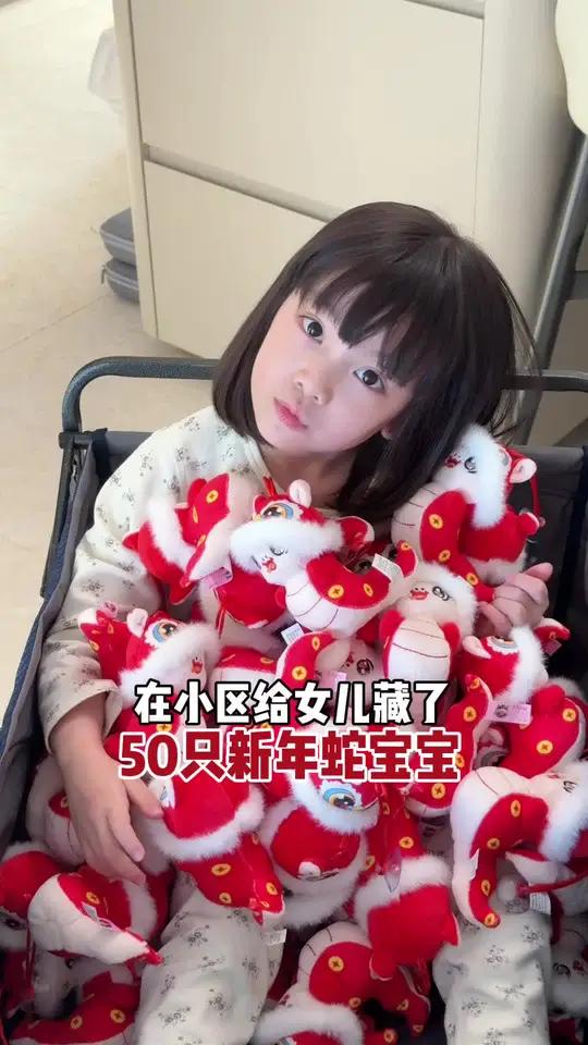 在小区给女儿藏了五十只蛇宝宝 好不容易找到的她,转手就送人啦