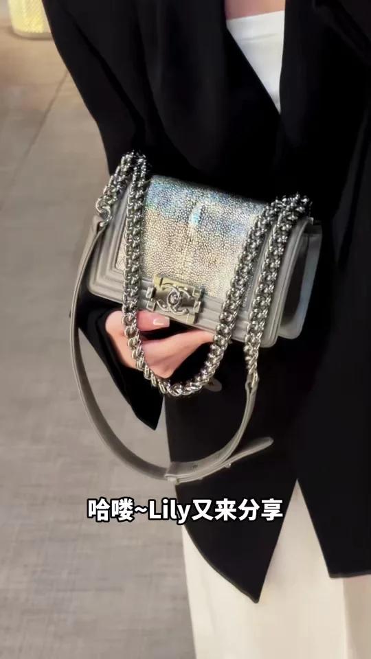 “珍珠鱼皮”好特别呀Chanel银灰Leboy