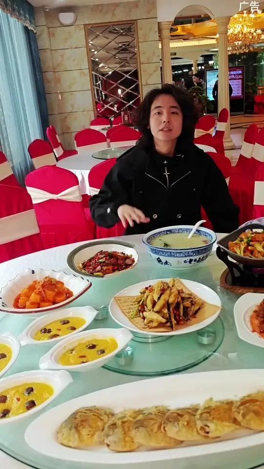 158吃道8道菜里面还包含烤鸭!汤品也包含!还有四份小米海参!万鹏大酒店 万鹏大酒店团购套