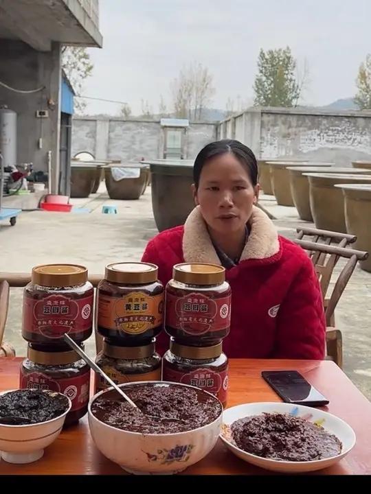 今天带的大家看一下70多岁的阿姨用自己做的豆瓣酱朝我们当地一个很有名的菜,酱爆肉是怎么做的