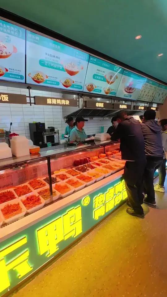 榆阳人熟悉的津乐鸭,招牌鸭腿鸭肠炒饭抖音团购12.8元,14家店通用,周销129。新上土豆