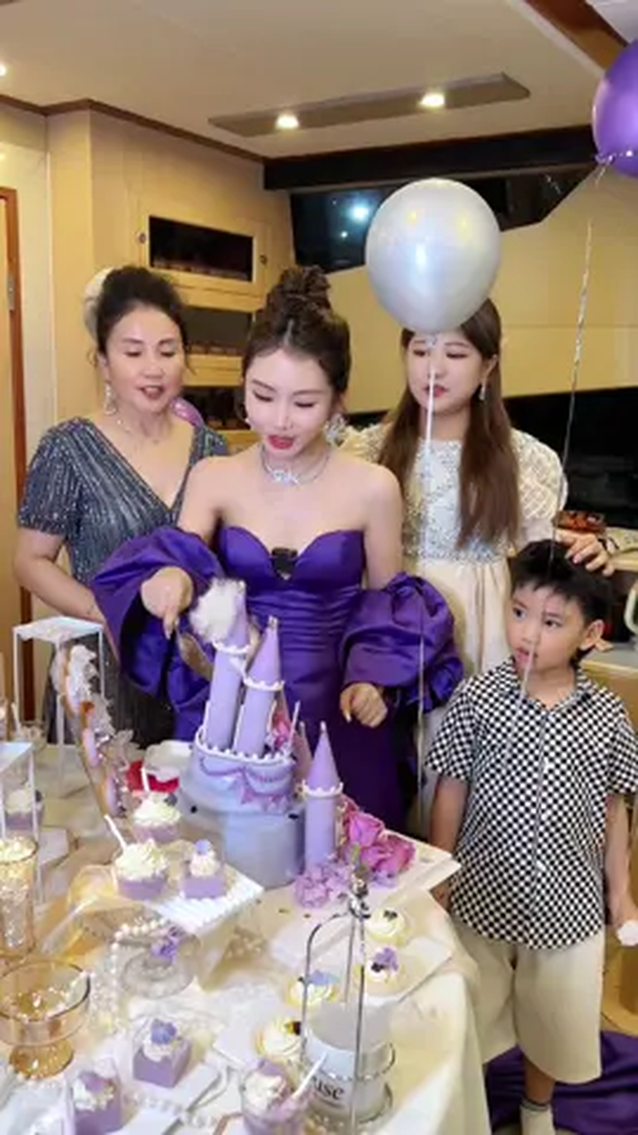 妈妈说切蛋糕也要有仪式感,切的时候说吉祥话