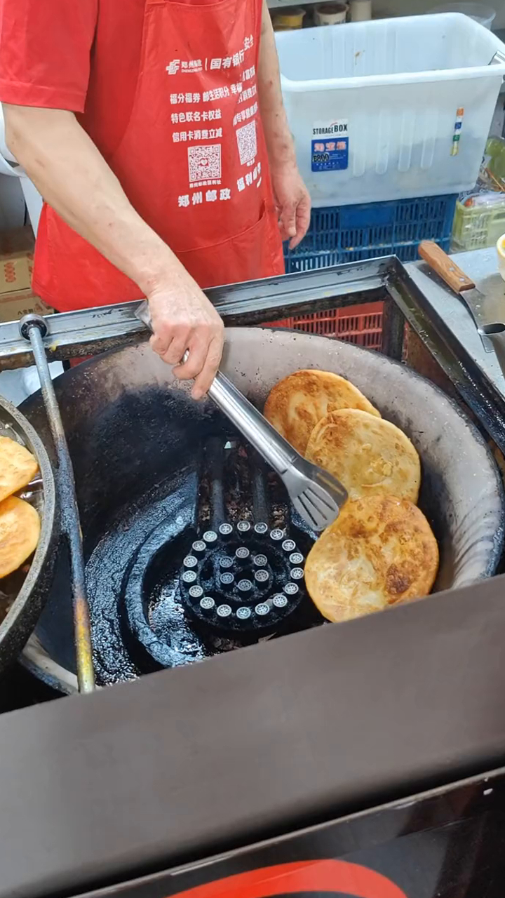郑州街头一家超正宗的信阳鸡蛋灌饼!老式的做法,先煎再灌蛋液后放到烤炉里,饼吃起来酥酥脆脆的