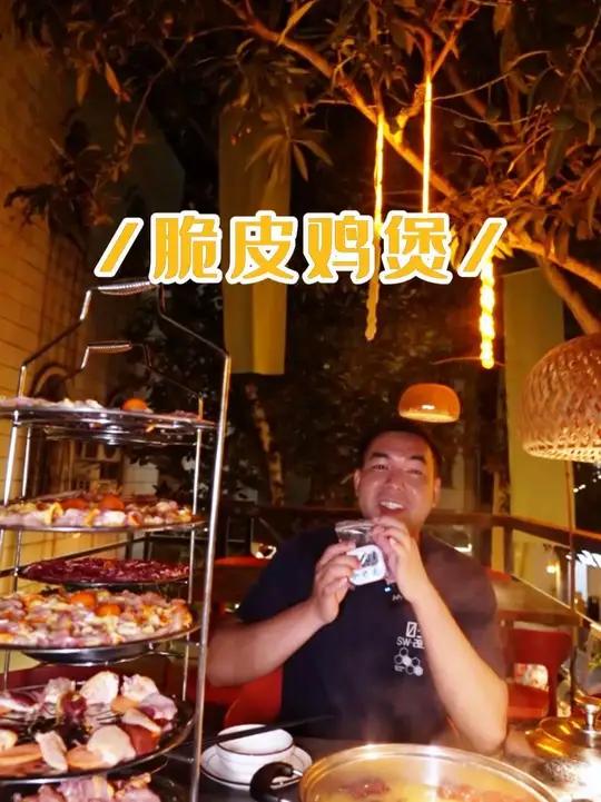 脆皮鸡煲 藏在闹市里的一处静谧美食,来到这里有一种柳暗花明又一村的既视感,很舒适很放松。鸡