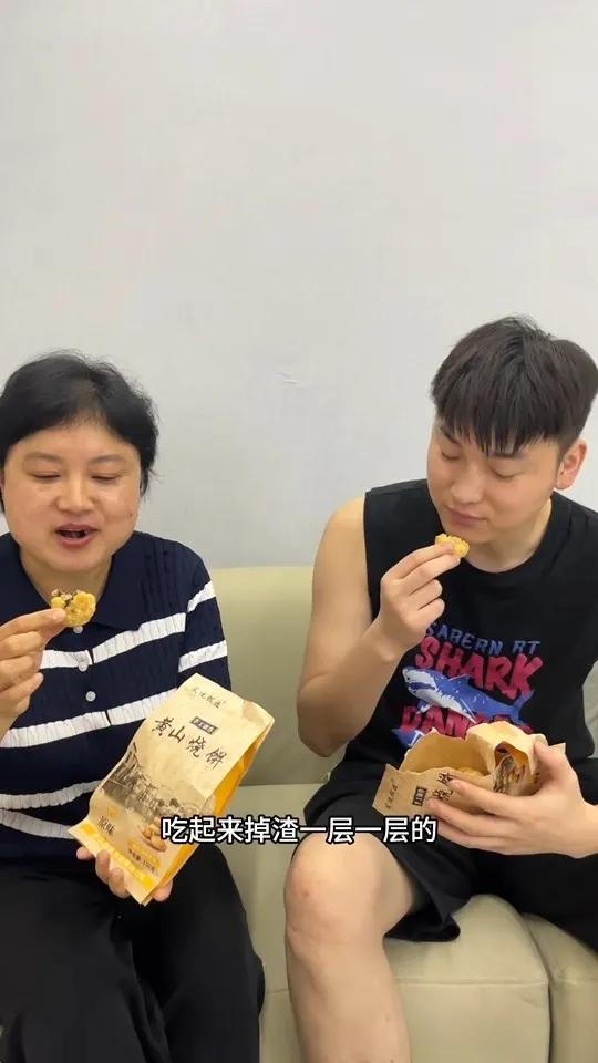 黄山梅干菜烧饼～配料干净！分量足！外面是酥到掉渣的饼皮里面是梅干菜扣肉馅，咸香酥脆好好吃！