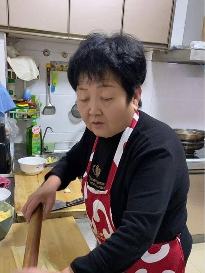 婆婆妈回娘家被夸后，亲自擀面条准备晚餐