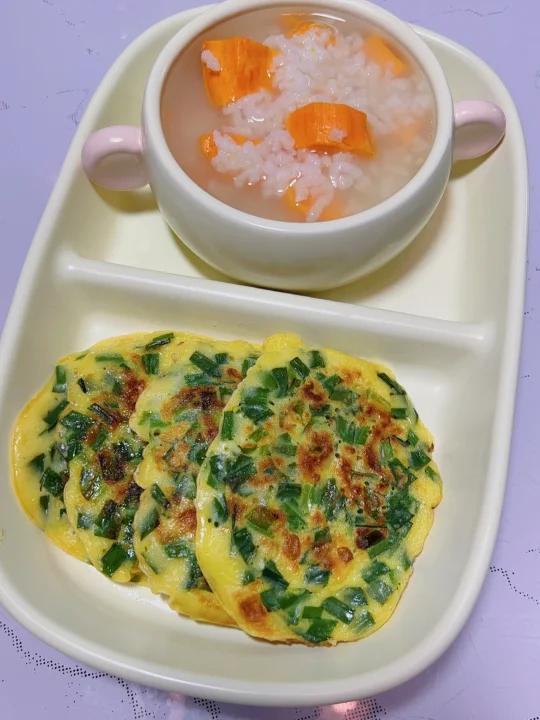 小学生早餐:韭菜鸡蛋饼、地瓜粥