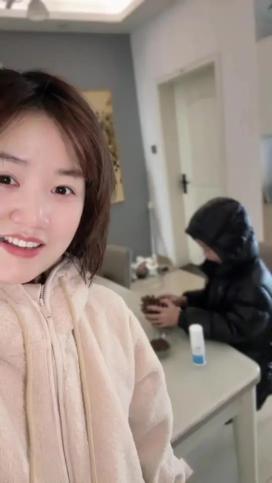 第一次见松塔的小孩