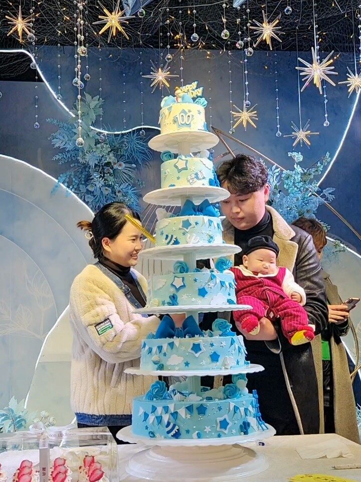 宝宝百日宴小王子多层蛋糕