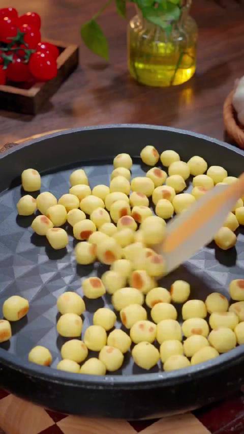 早餐吃什么 文旅生活 面粉里打入几个鸡蛋,就可以给孩子做出来蓬松暄软的小馒头,干净还卫生,