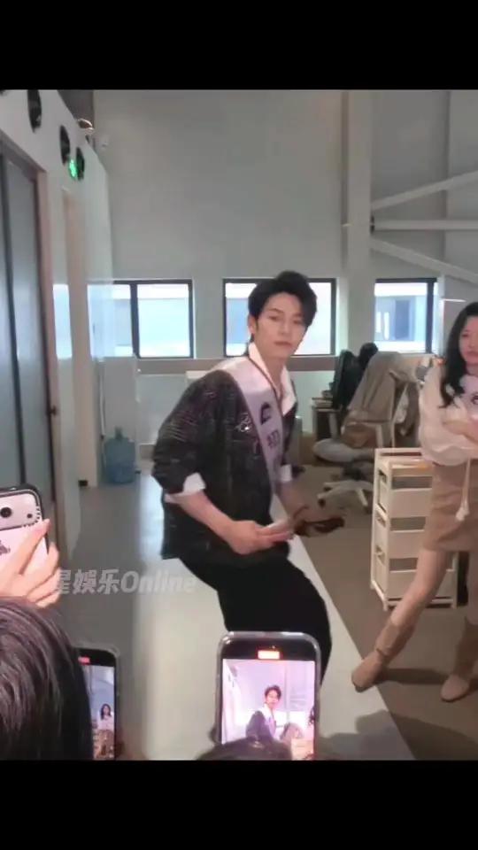 跳小企鹅舞!哥们舞蹈血脉觉醒了