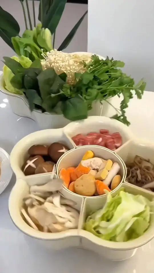 有了这个火锅拼盘再也不用担心桌子上乱七八糟,可以装6种食物,质量杠杠的,旋转的拿取也方便