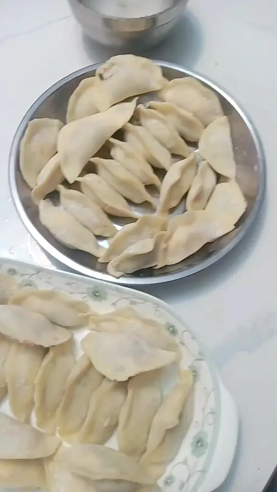 手工包饺子全过程细致展示制作技巧